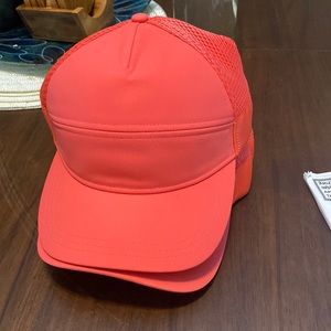 Dash and splash coral hat